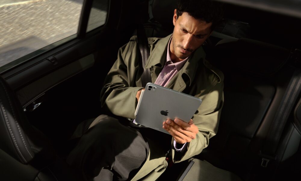 Apple iPad Pro lifestyle 251015