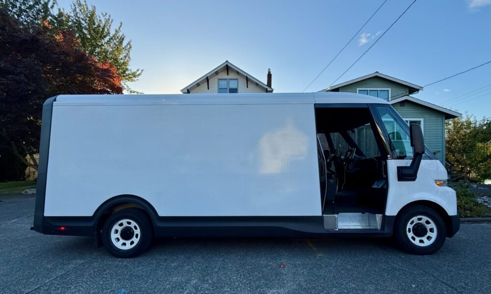 Amazon delivery firms using GM's boxy, white BrightDrop electric vans – GeekWire