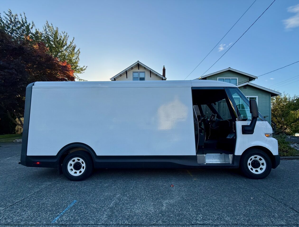 Amazon delivery firms using GM's boxy, white BrightDrop electric vans – GeekWire