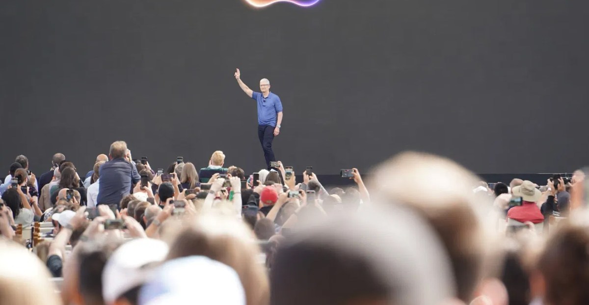 Tim Cook could step down as Apple CEO next year