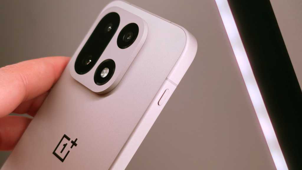 OnePlus 15 REVIEW side button