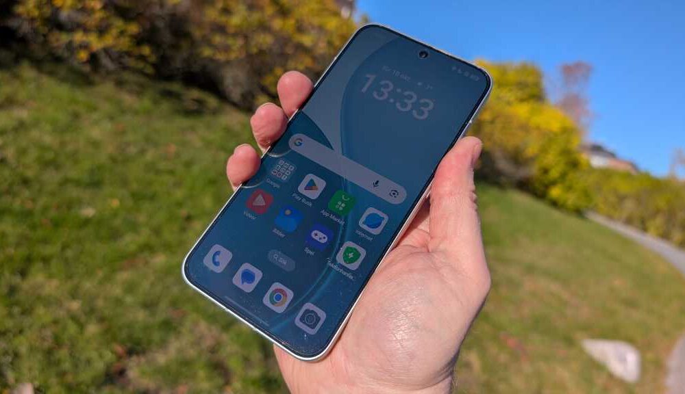 Oppo Reno 14 i handen, utomhus