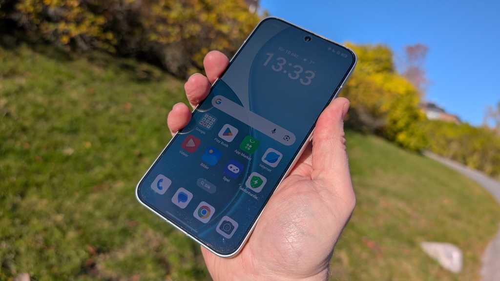 Oppo Reno 14 i handen, utomhus