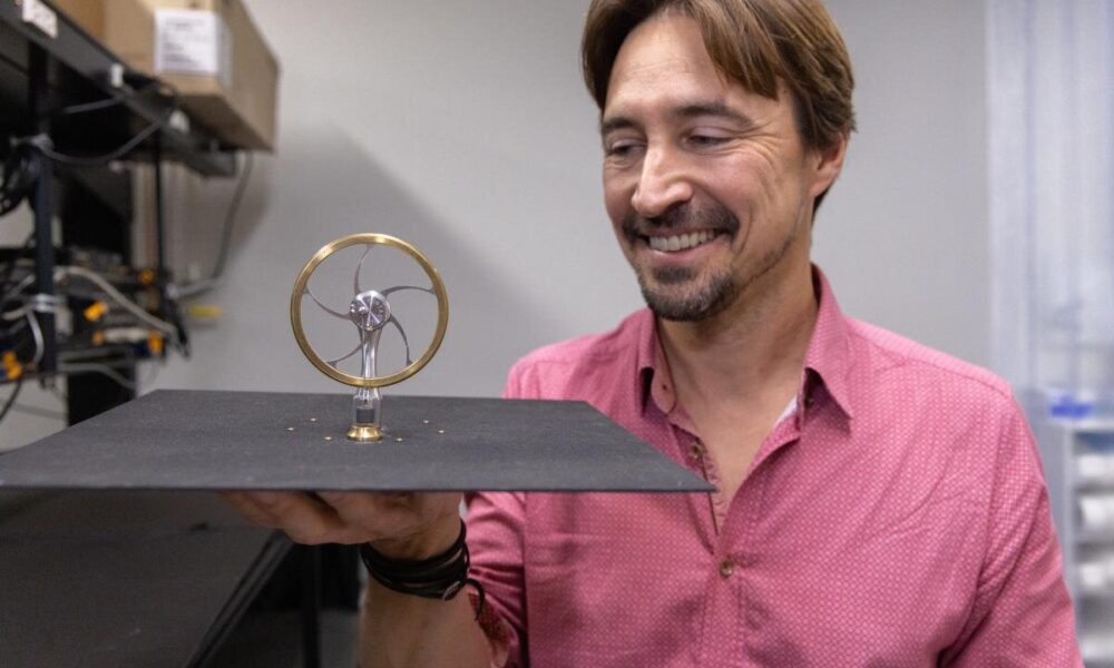 Stirling engine generates mechanical power by linking Earth's warmth to space