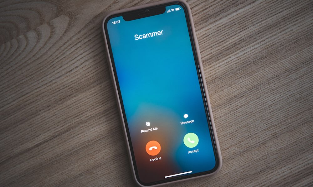 Incoming call from Scammer. Scam on phone and online