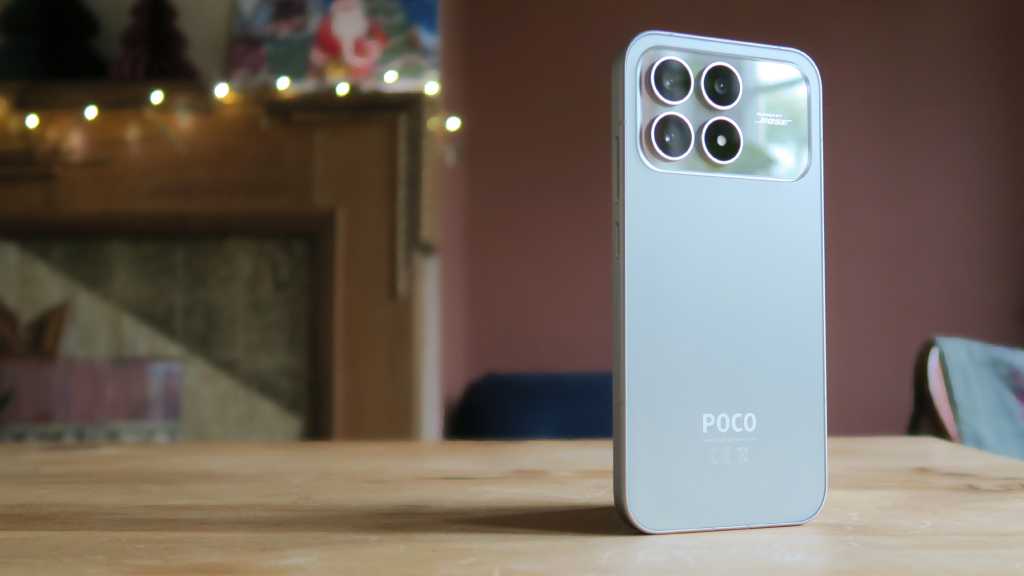 Poco F8 Pro REVIEW back table upright