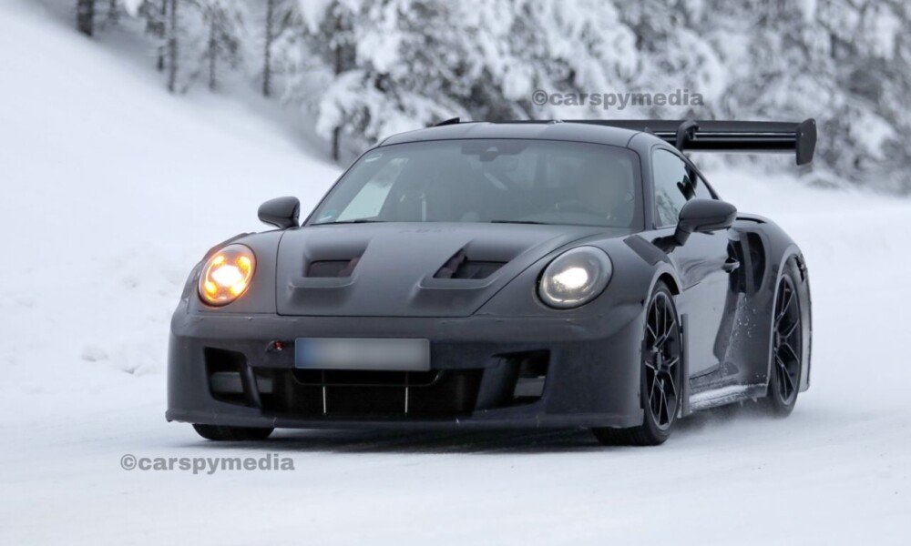 Porsche 911 GT3 RS facelift (992.2) spied testing in the snow