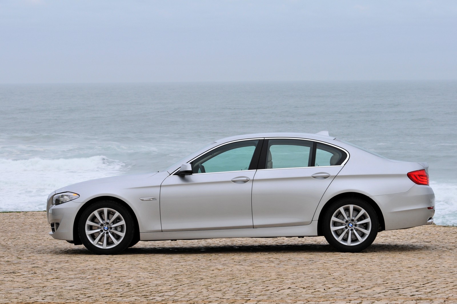 Abandoned BMW 5 Series Becomes an Ice Cave on Lake Erie