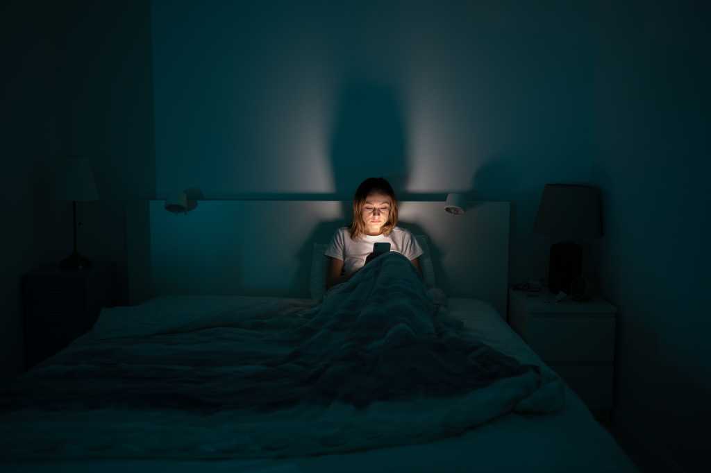 Smartphone Schlaf Nacht Frau im Bett