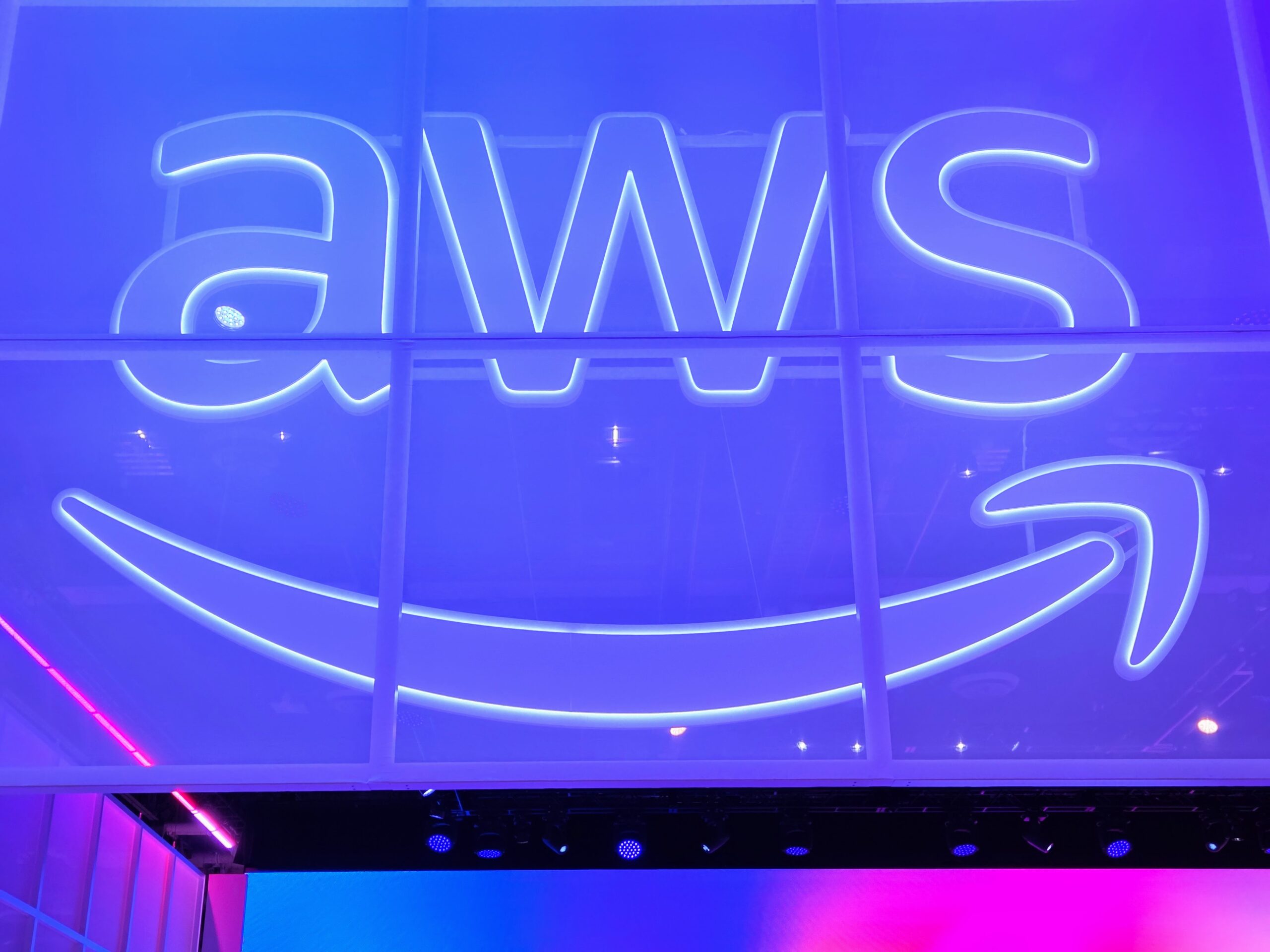 Amazon pushes back on Financial Times report blaming AI coding tools for AWS outages – GeekWire