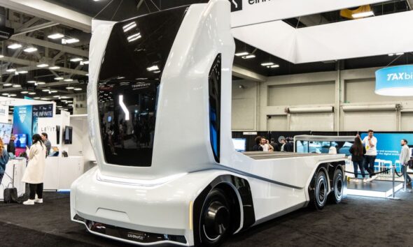 Self-driving truck startup Einride raises $113M PIPE ahead of public debut