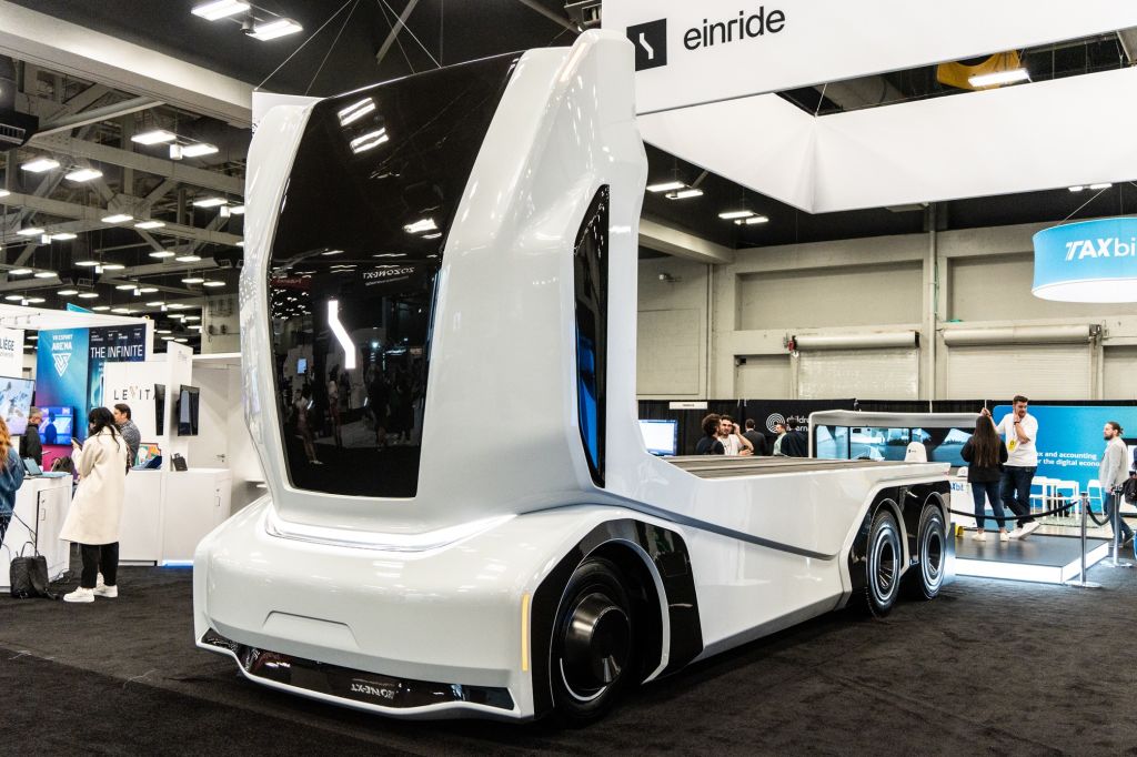 Self-driving truck startup Einride raises $113M PIPE ahead of public debut