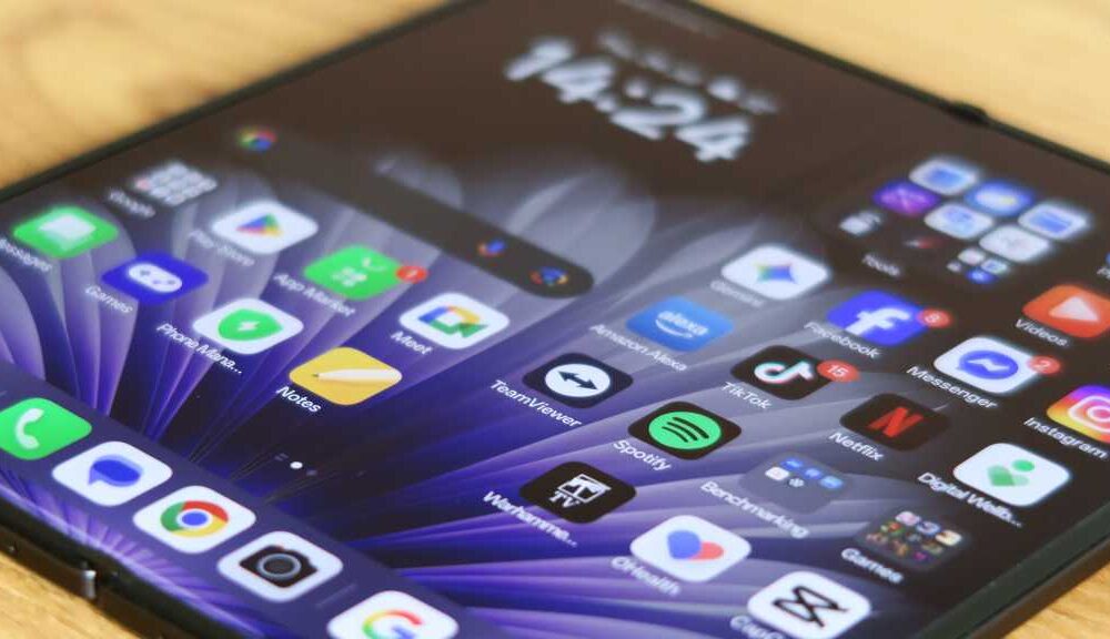 Oppo Find N5 REVIEW inner screen angled