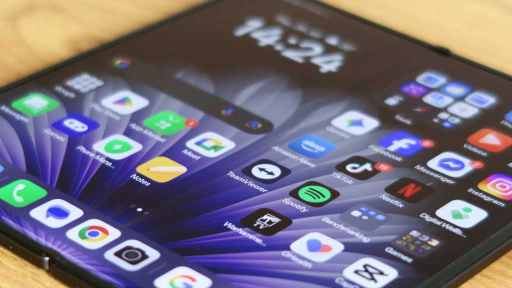 Oppo Find N5 REVIEW inner screen angled