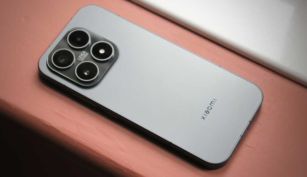 Xiaomi 17 REVIEW back angled