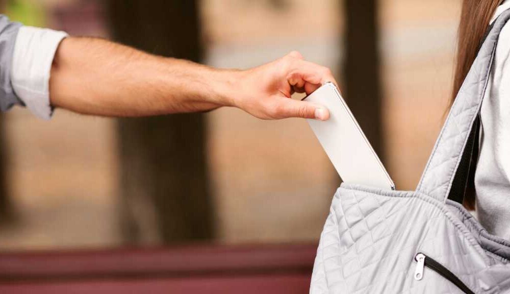 Mann stiehlt Frau Handy aus Handtasche