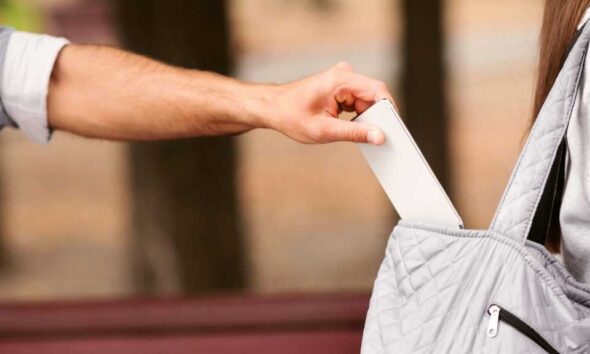 Mann stiehlt Frau Handy aus Handtasche