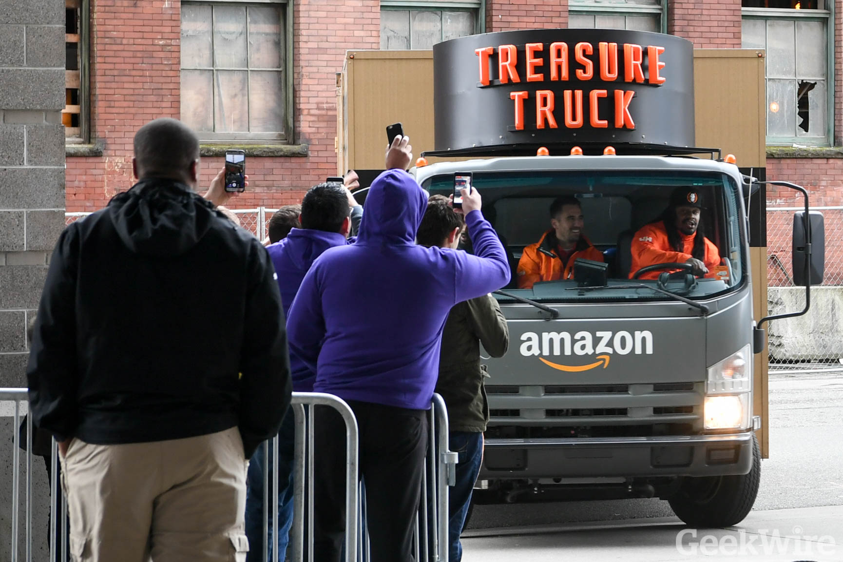 Seahawks star Marshawn Lynch had one Amazon exec on edge when he took the wheel of Treasure Truck – GeekWire