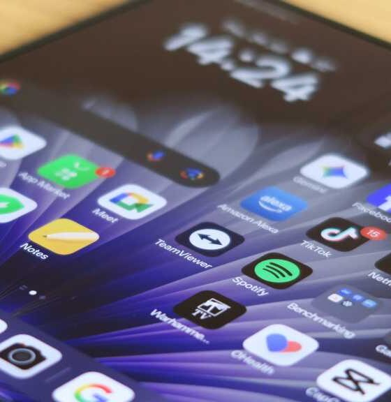 Oppo Find N5 REVIEW inner screen angled