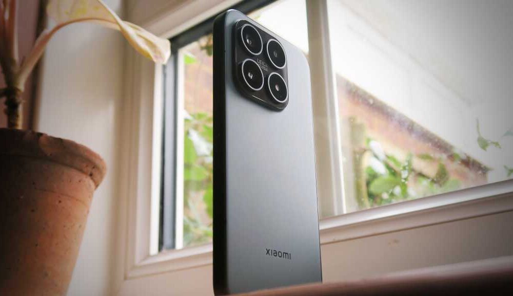 Xiaomi 17 REVIEW back angled upright