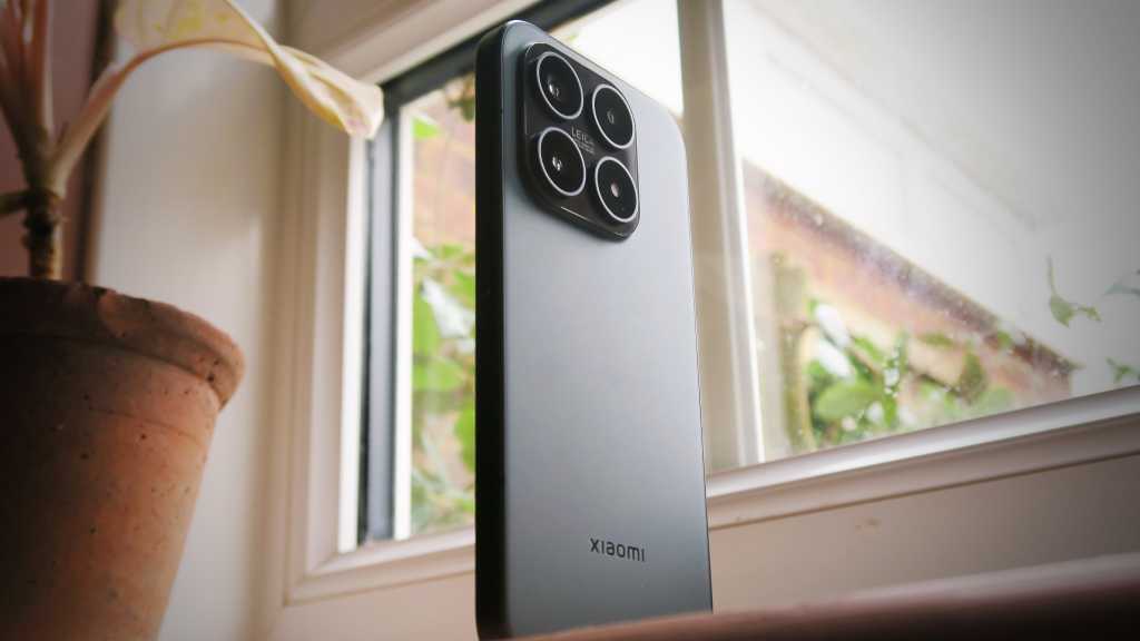 Xiaomi 17 REVIEW back angled upright