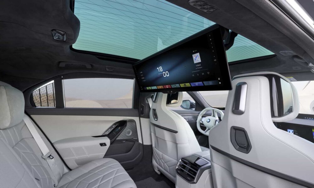 2027 BMW 7 SERIES THEATER SCREEN 01