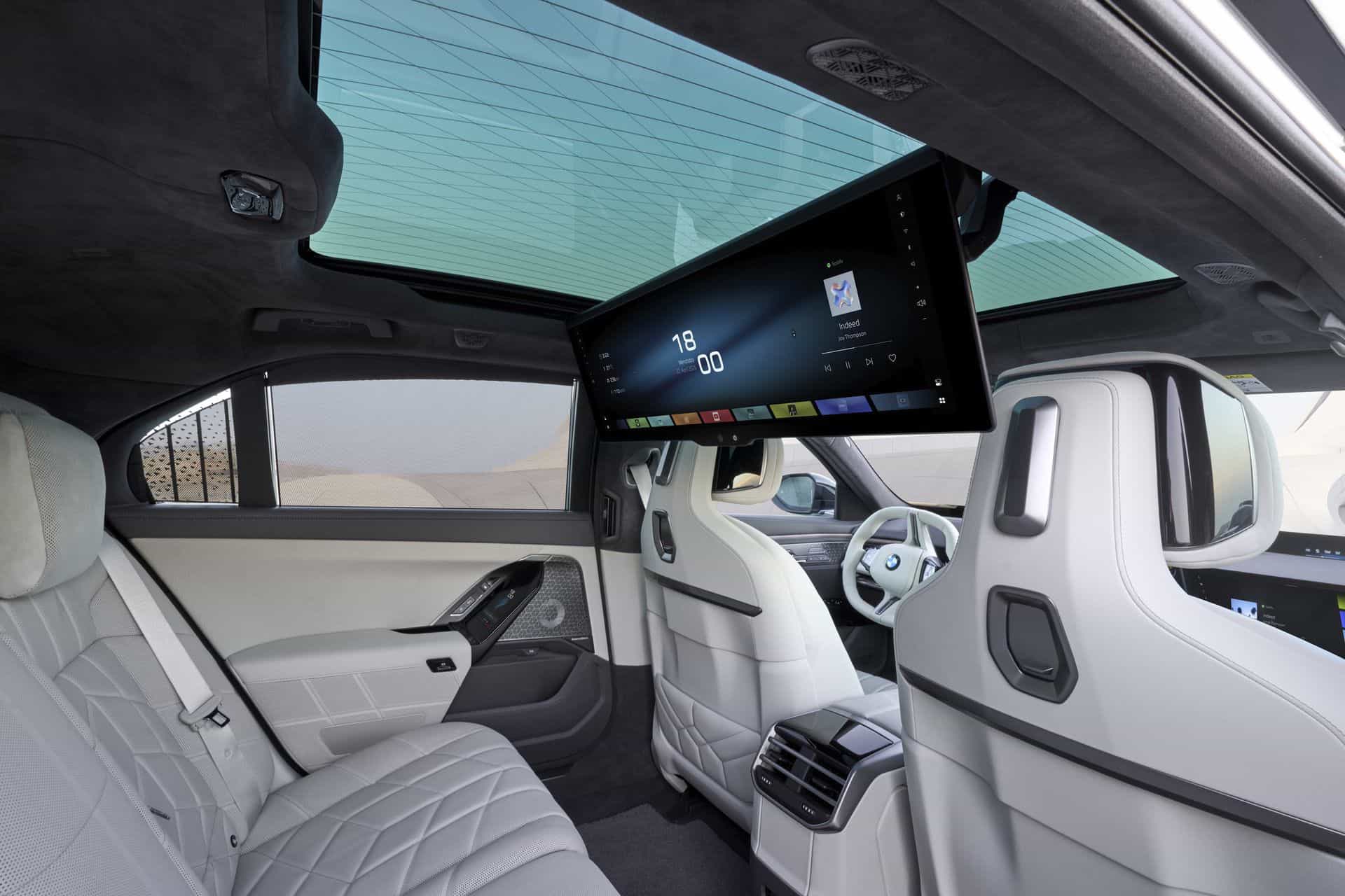 2027 BMW 7 SERIES THEATER SCREEN 01