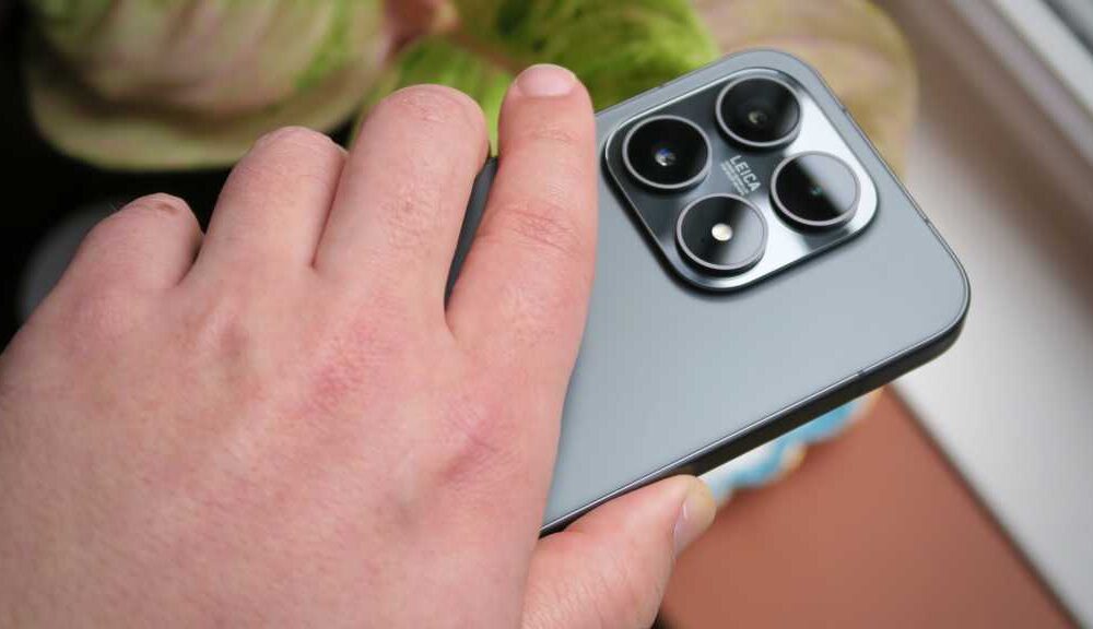 Xiaomi 17 REVIEW back handheld