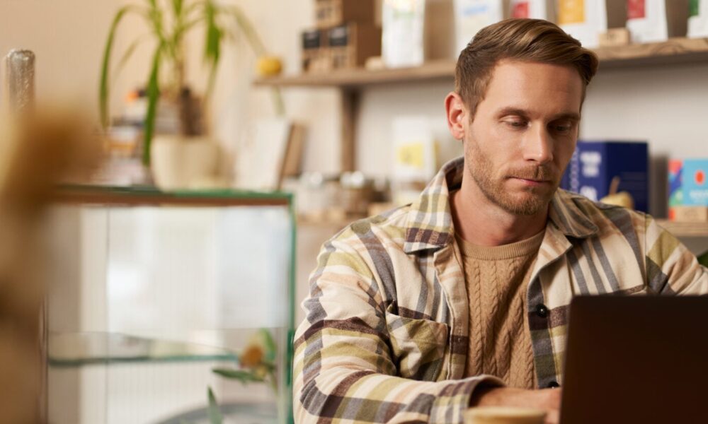 Stop Fundraising Like It's 2021: The Bootstrapped Hybrid Model Is Quietly Winning