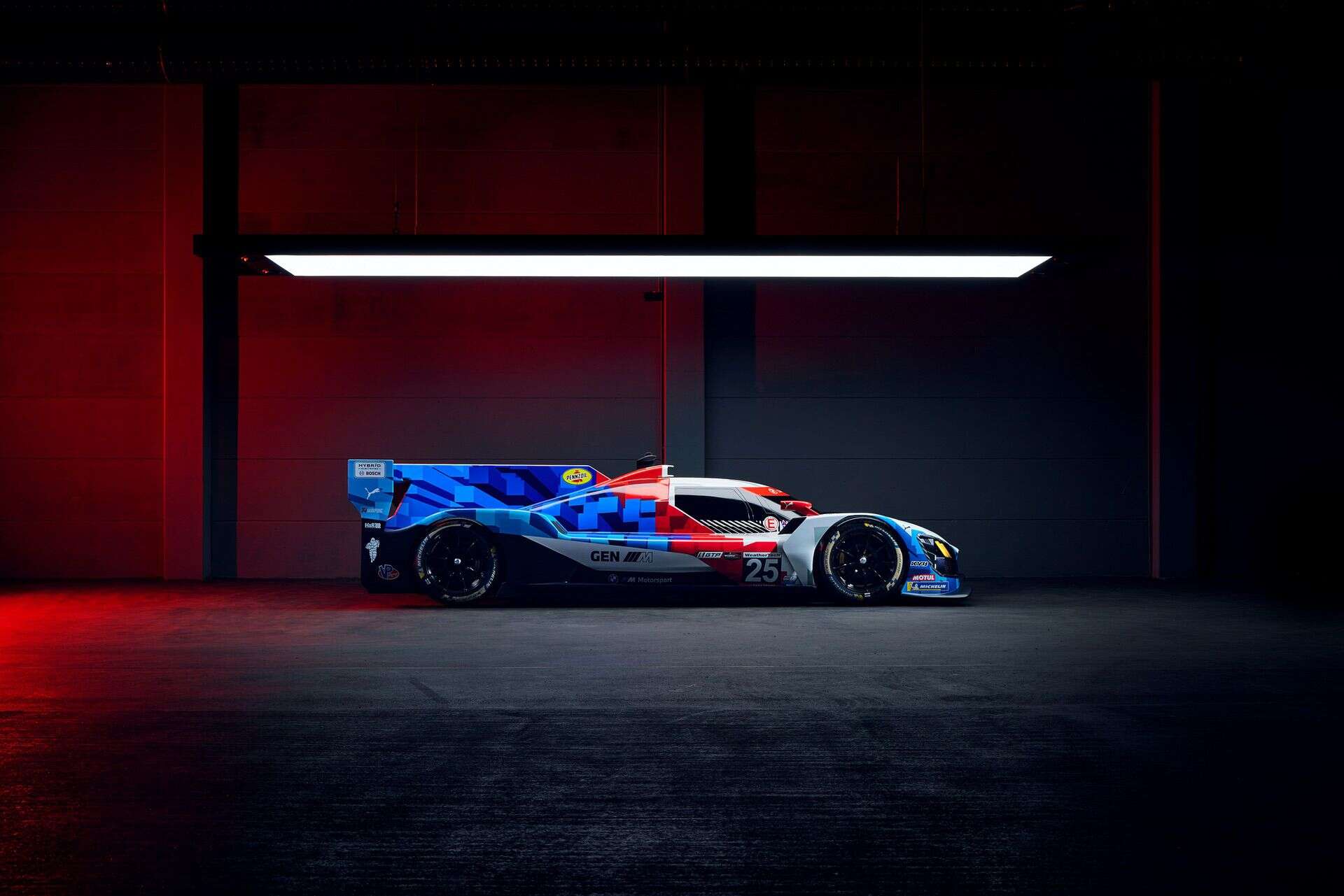 BMW M HYBRID V8 NEW LIVERY 2026 01