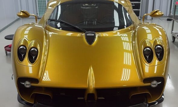 The paint on this Pagani Utopia contains real Gold & Moondust
