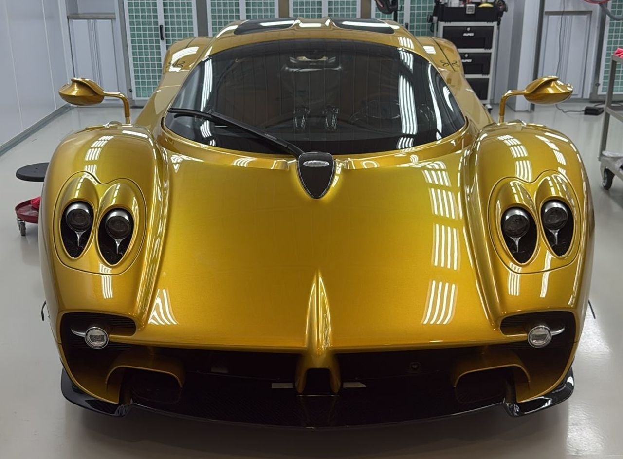 The paint on this Pagani Utopia contains real Gold & Moondust