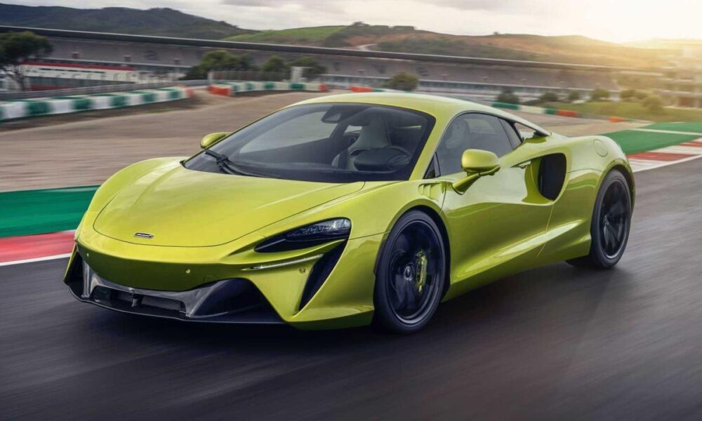 2022-mclaren-artura-exterior