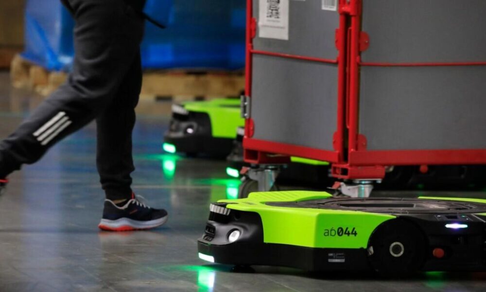 Amazon develops a warehouse robot that workers can speak to