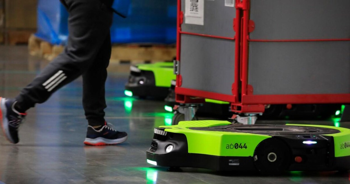 Amazon develops a warehouse robot that workers can speak to