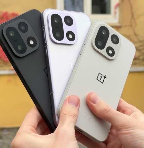 OnePlus 15 REVIEW colourways handheld