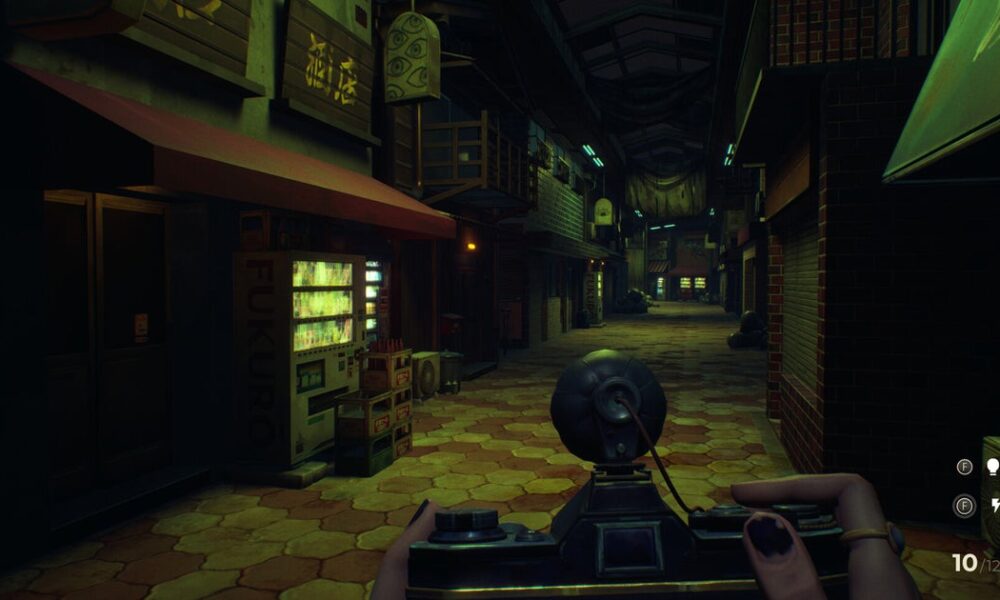 Get spirited away to a weird, scary version of a Japanese town and take pictures of the oddities you find in SOMBRAS: negative frames