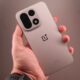 OnePlus 15 REVIEW back handheld