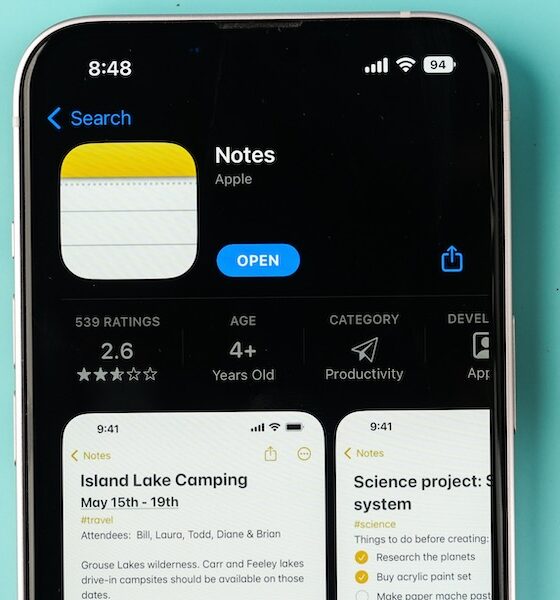 Apple Notes logo on phone screen stock image.
