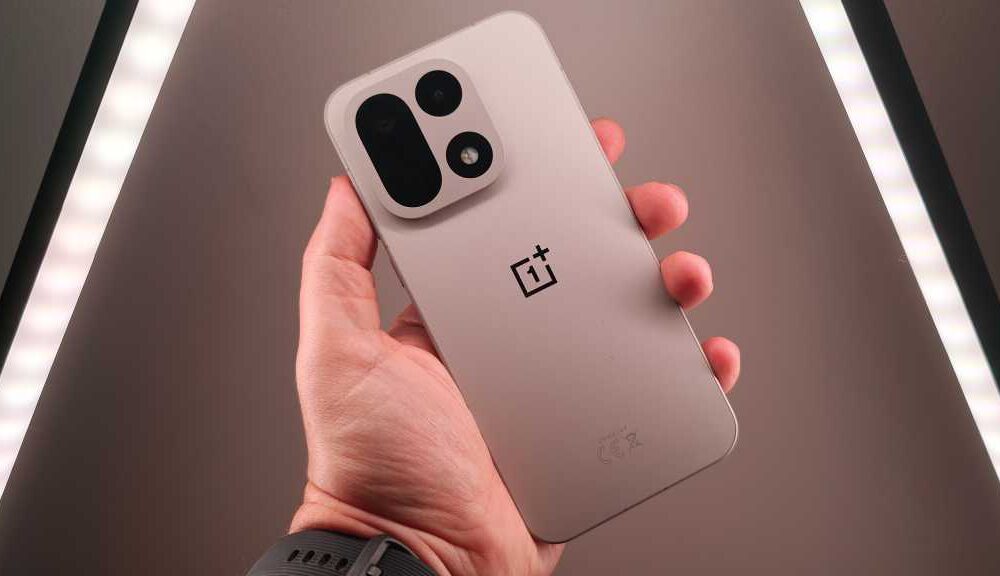 OnePlus 15 REVIEW back handheld