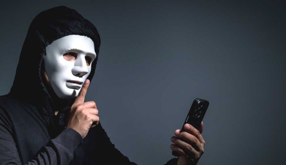 Telefonbetrüger mit Maske