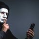Telefonbetrüger mit Maske