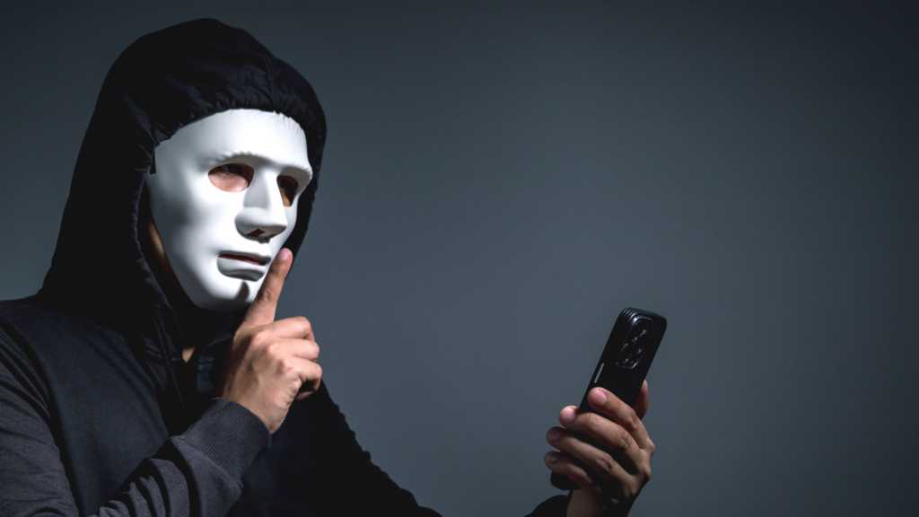 Telefonbetrüger mit Maske