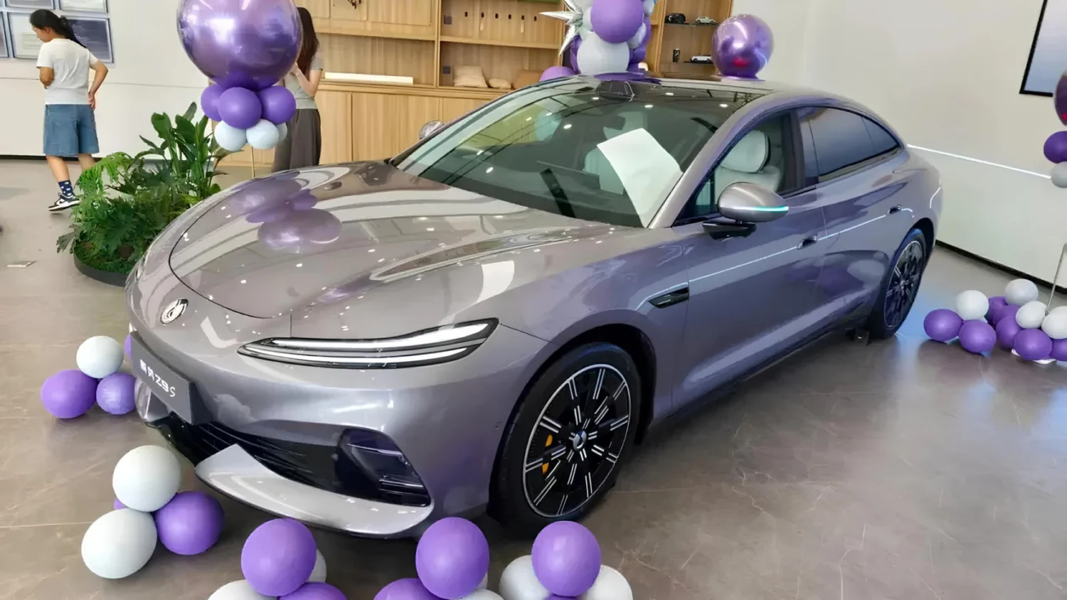 $47,000 Denza Z9S with 1200 hp & 5m length arrives at dealerships