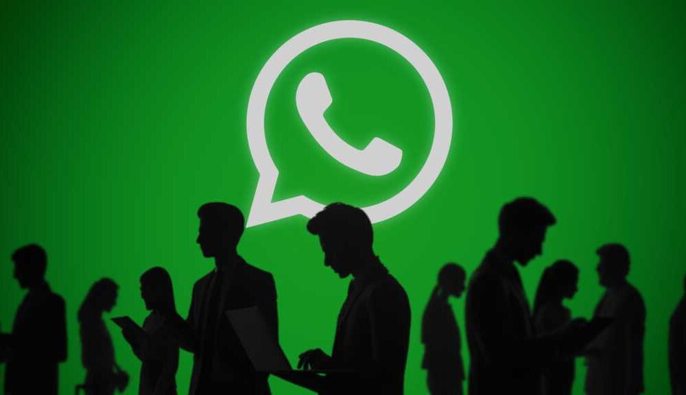 Whatsapp Logo vor grünem Hintergrund, davor Menschen mit Handys