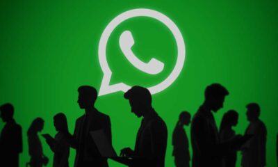 Whatsapp Logo vor grünem Hintergrund, davor Menschen mit Handys