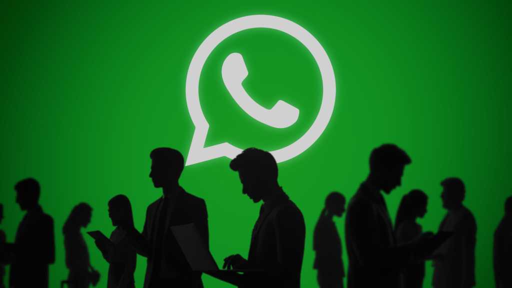 Whatsapp Logo vor grünem Hintergrund, davor Menschen mit Handys