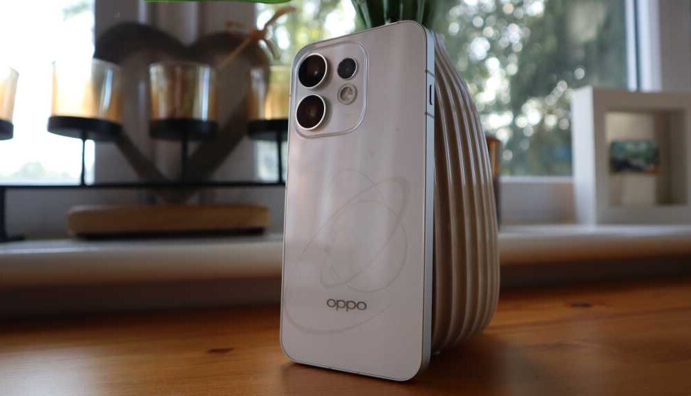 The Oppo Reno 16 stood up