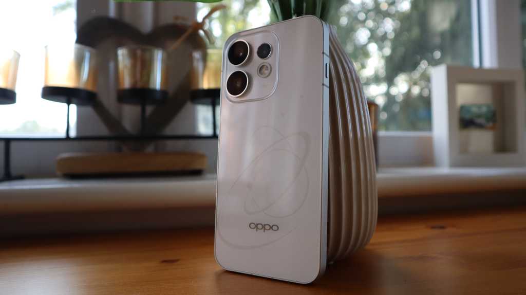 The Oppo Reno 16 stood up