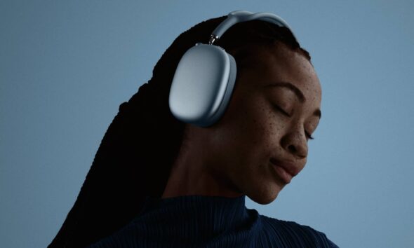 A woman wearing the AirPods Max 2.